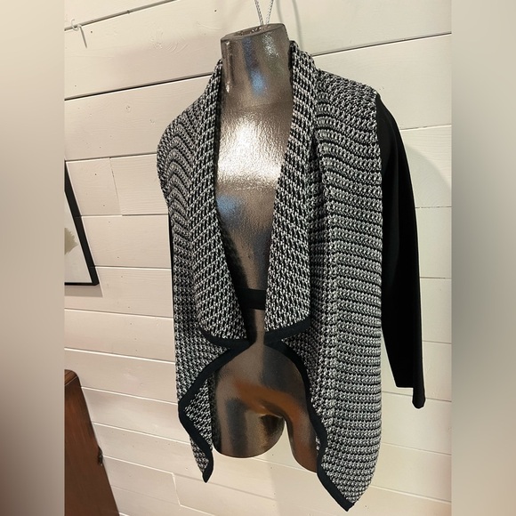 🖤 RW&CO – Textured Knit Drape-Front Top – Size M - Picture 4 of 10